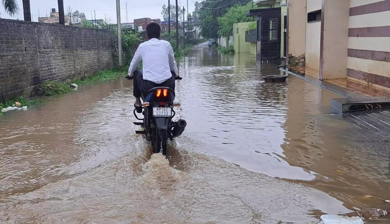 जलभराव : एक साल बाद भी समस्या जस की तस जलभराव : एक साल बाद भी समस्या जस की तस