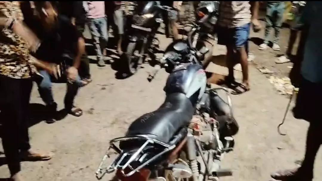 मोटरसाइकिल में छिपे सांप ने युवक को डसा मोटरसाइकिल में छिपे सांप ने युवक को डसा