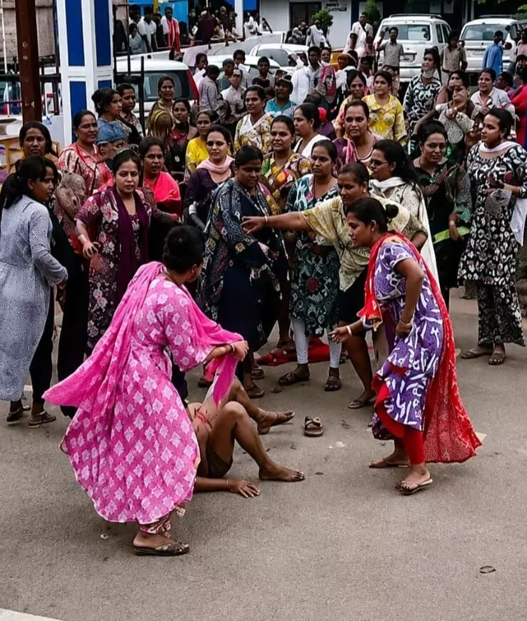 किन्नरों में जमकर हुआ बाहरी-स्थानीय का विवाद: कोतवाली में हंगामा, दर्ज किया गया प्रकरण किन्नरों में जमकर हुआ बाहरी-स्थानीय का विवाद: कोतवाली में हंगामा, दर्ज किया गया प्रकरण