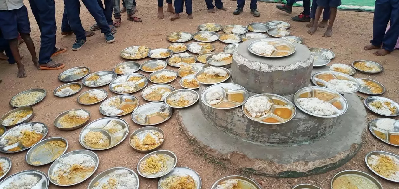 मध्यान्ह भोजन में निकली इल्ली, छात्रों ने छोड़ी थाली मध्यान्ह भोजन में निकली इल्ली, छात्रों ने छोड़ी थाली
