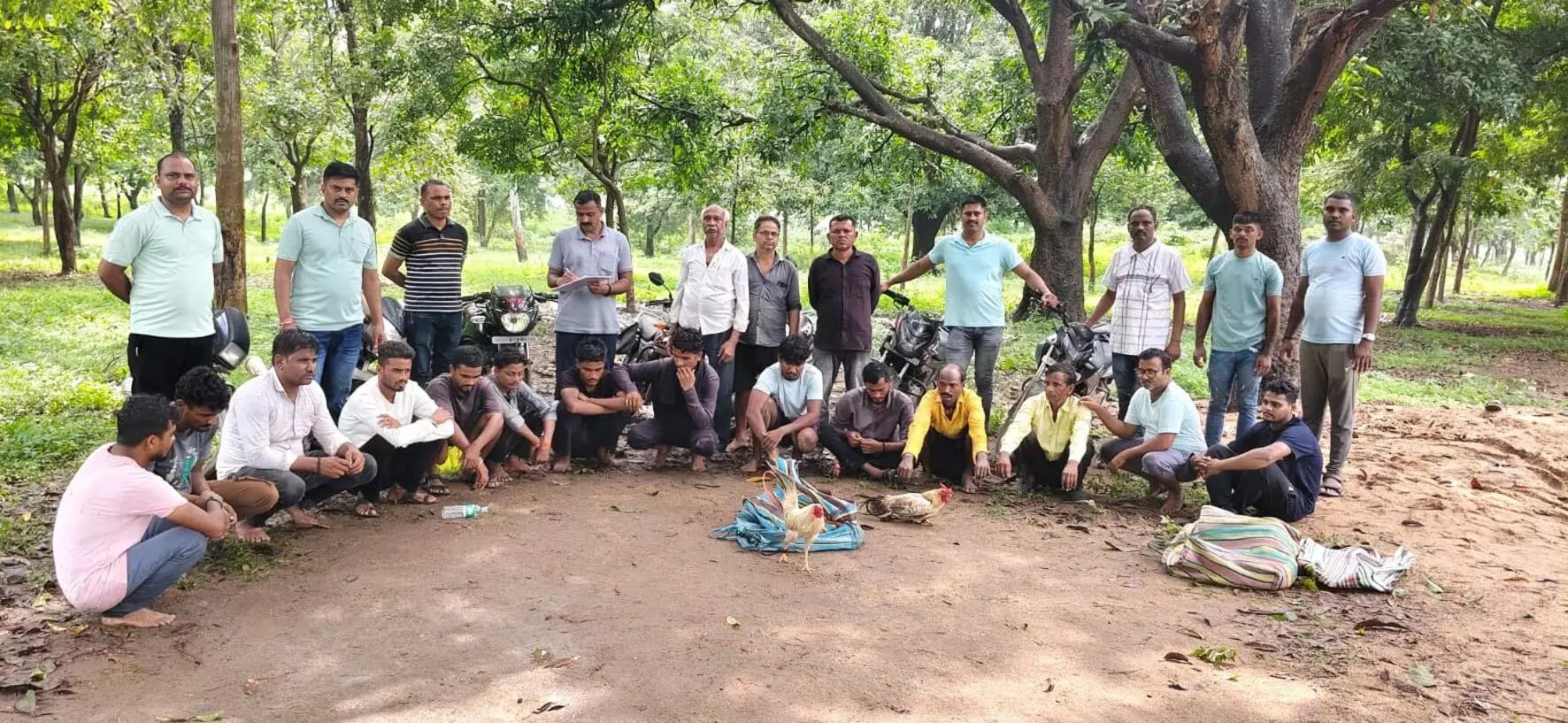 बाजार में चल रही थी मुर्गों की लड़ाई , छापा मारकर 13 को दबोचा बाजार में चल रही थी मुर्गों की लड़ाई , छापा मारकर 13 को दबोचा