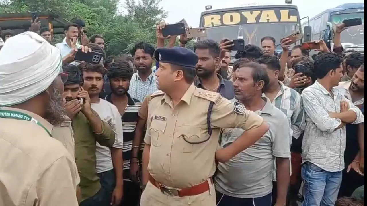 कुरई-खवासा चेकपोस्ट पर विवाद:आक्रोशित ट्रक चालकों ने किया नेशनल हाईवे जाम कुरई-खवासा चेकपोस्ट पर विवाद:आक्रोशित ट्रक चालकों ने किया नेशनल हाईवे जाम