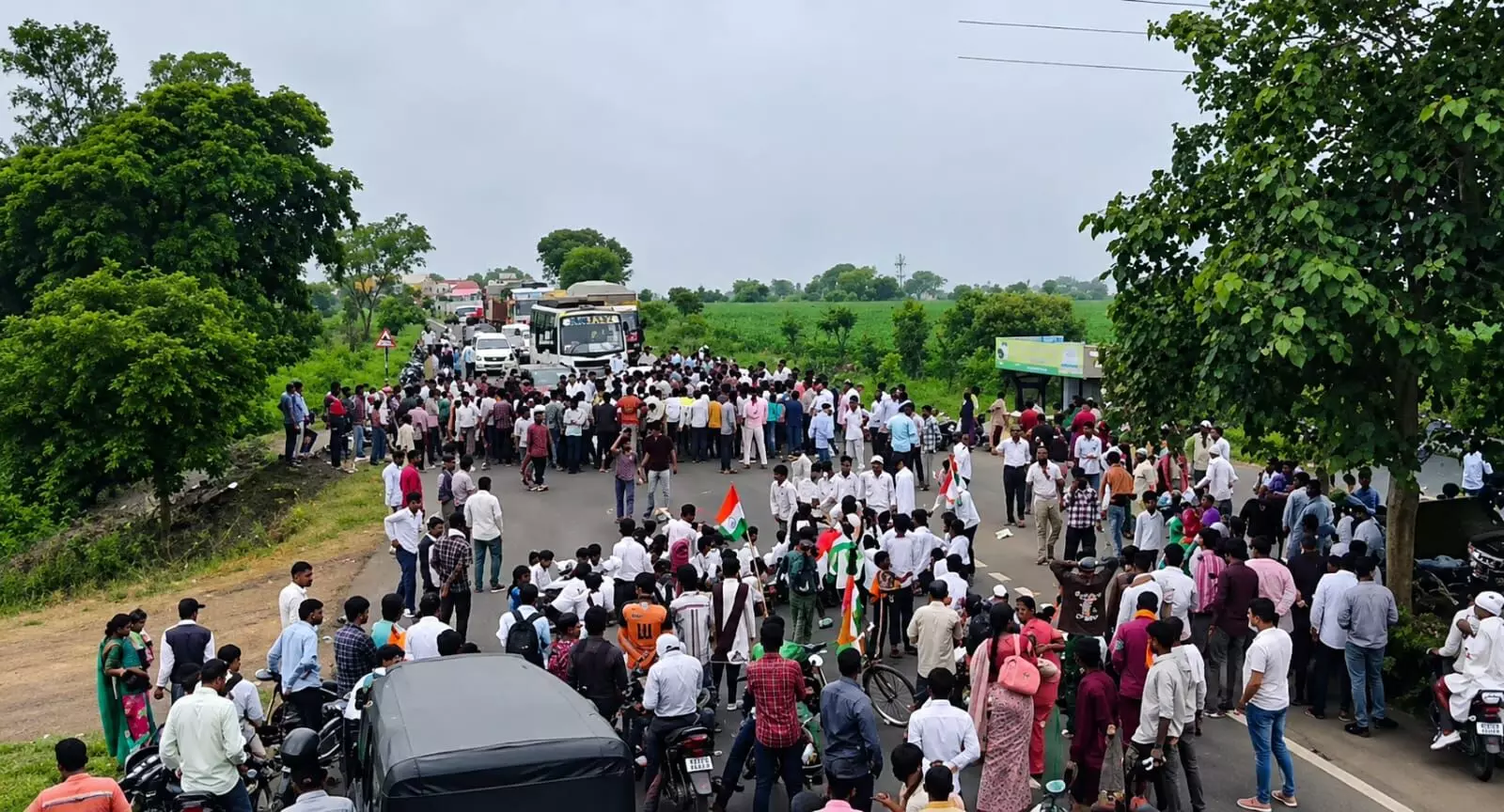 पीपरडाही स्कूल के विद्यार्थियों ने सिवनी-छिंदवाड़ा हाईवे किया जाम पीपरडाही स्कूल के विद्यार्थियों ने सिवनी-छिंदवाड़ा हाईवे किया जाम