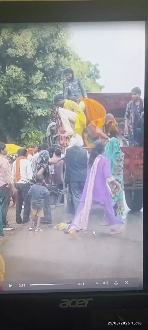 अचानक हाइड्रोलिक खुलने से ऊपर उठ गई ट्रॉली अचानक हाइड्रोलिक खुलने से ऊपर उठ गई ट्रॉली