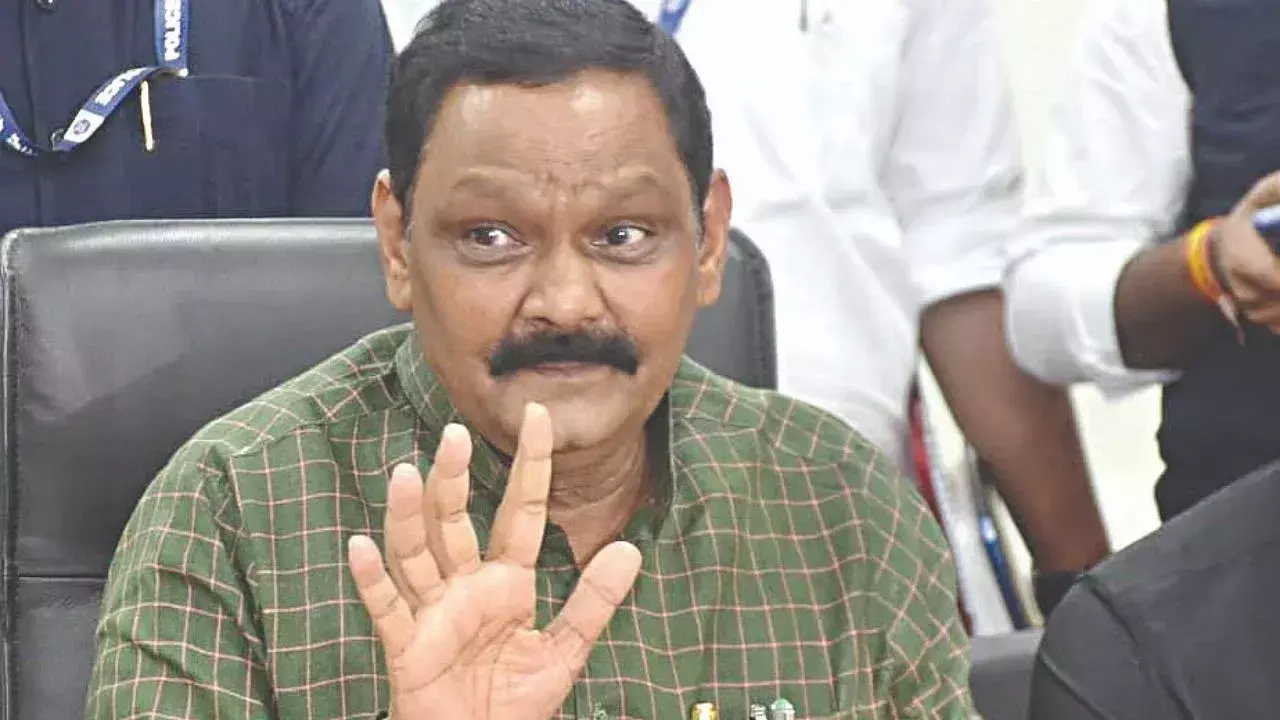 सरकारी अनुदानित आश्रम स्कूलों में दाखिले की आयु सीमा रद्द, पालघर में छात्र की मौत के बाद आश्रम स्कूल अधीक्षक निलंबित