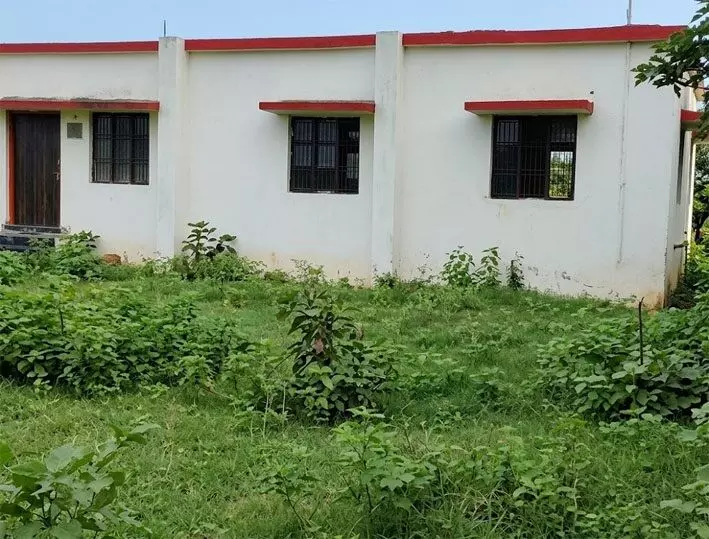 पुनर्वसित गांव 30 किमी दूर, फिर भी पुराने जर्जर भवन से चल रहा ग्राम पंचायत कार्यालय पुनर्वसित गांव 30 किमी दूर, फिर भी पुराने जर्जर भवन से चल रहा ग्राम पंचायत कार्यालय