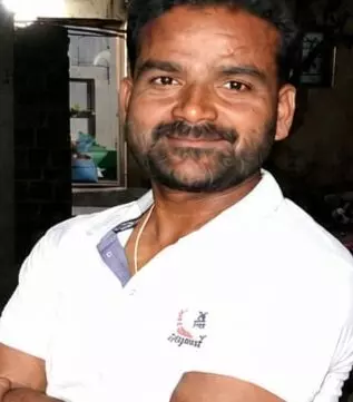 सड़क किनारे खून से लथपथ मिले उपसरपंच, बाइक चकनाचूर; हादसा या साजिश?