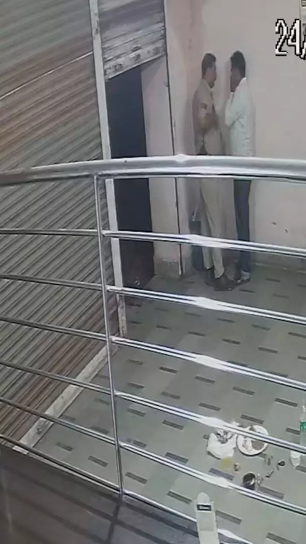 आइसक्रीम देने से इनकार पर चौकीदार से मारपीट, आइसक्रीम देने से इनकार पर चौकीदार से मारपीट,