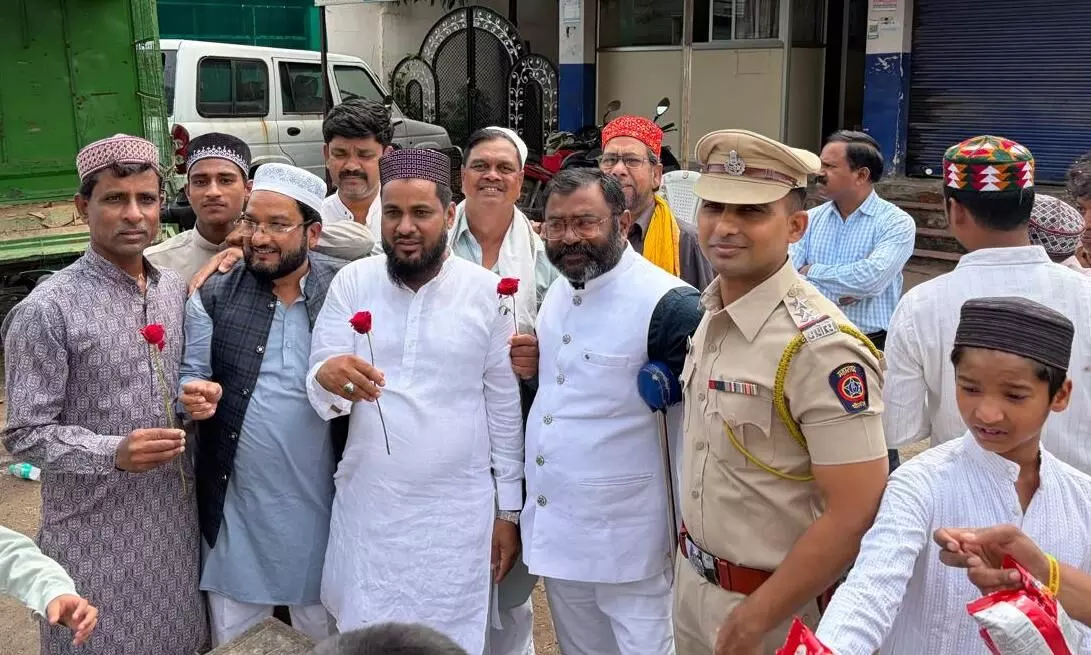 ईद मिलादुन्नबी पर कामगार नगर चौक में जुलूस का भव्य स्वागत, नगरसेवक यादव की ओर से पुष्प स्वागत ईद मिलादुन्नबी पर कामगार नगर चौक में जुलूस का भव्य स्वागत, नगरसेवक यादव की ओर से पुष्प स्वागत