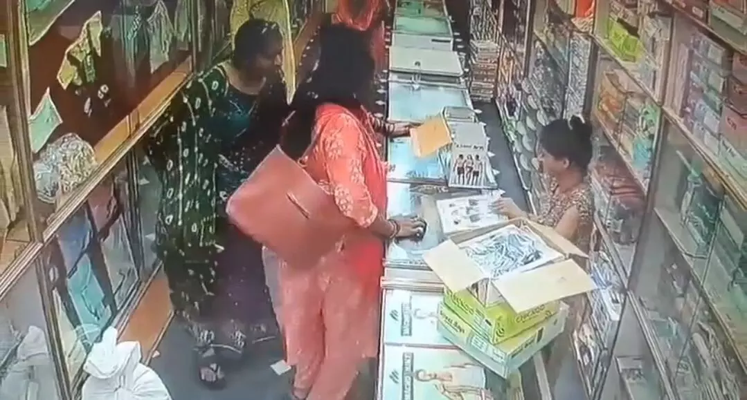 बाजार में महिला चोर गिरोह की दस्तक, दुकान में चोरी कैमरे में कैद बाजार में महिला चोर गिरोह की दस्तक, दुकान में चोरी कैमरे में कैद