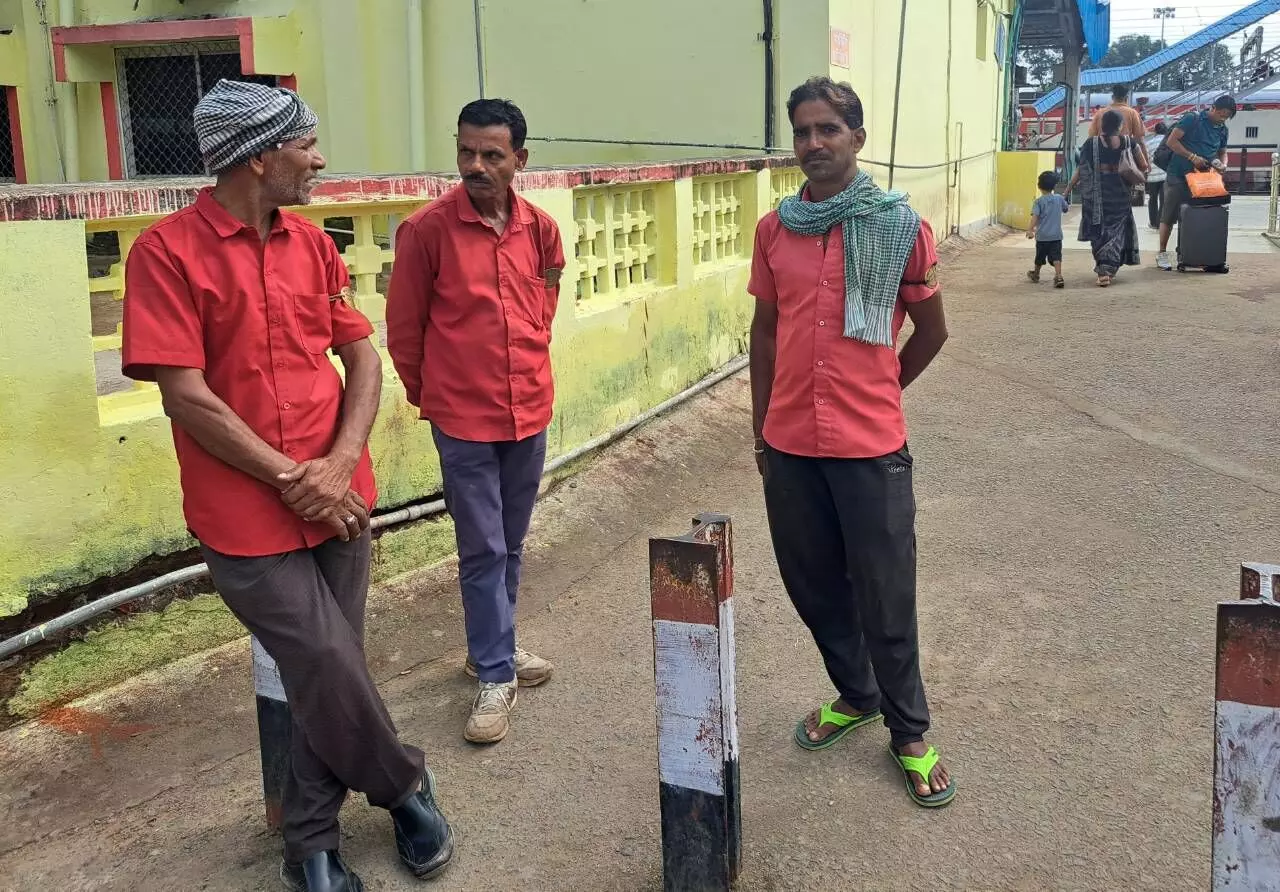 ट्राली बैग से घटा कुलियों का काम, बदला रोजगार का गणित ट्राली बैग से घटा कुलियों का काम, बदला रोजगार का गणित