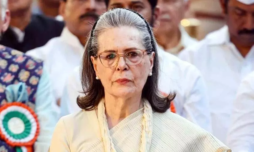 सोनिया गांधी की किताब को लेकर बढ़ी हलचल, पेंगुइन इंडिया ने प्रकाशक होने से किया इनकार सोनिया गांधी की किताब को लेकर बढ़ी हलचल, पेंगुइन इंडिया ने प्रकाशक होने से किया इनकार