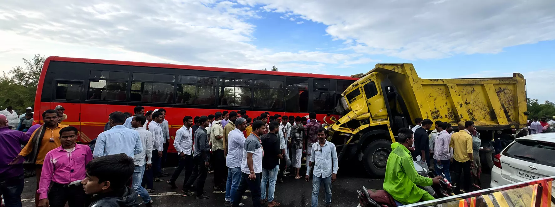 चिखली-खामगांव रोड पर एसटी बस और ट्रक की आमने-सामने भीषण टक्कर, चालक की मौत - 6 यात्री घायल चिखली-खामगांव रोड पर एसटी बस और ट्रक की आमने-सामने भीषण टक्कर, चालक की मौत - 6 यात्री घायल