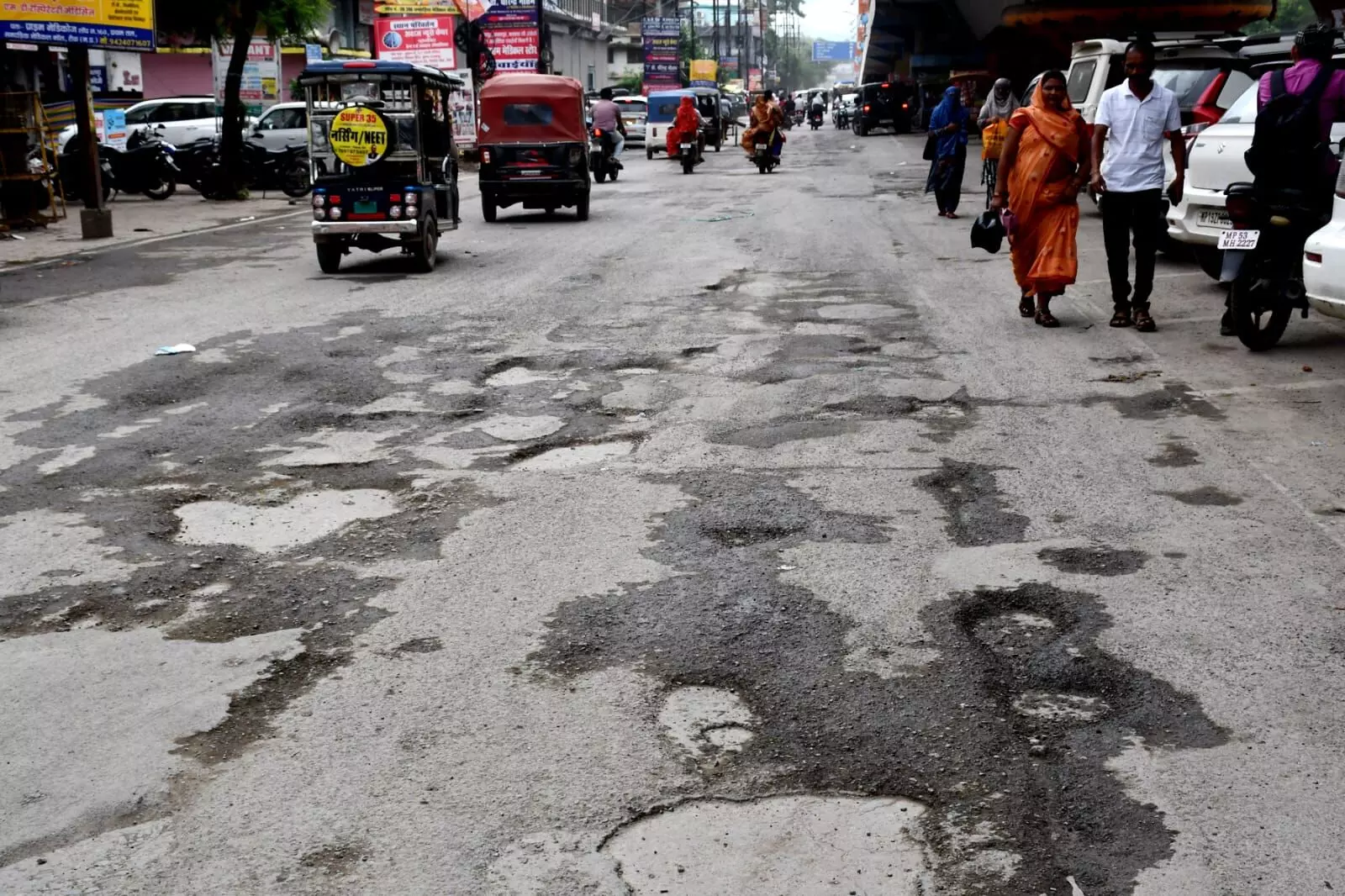 तेज बारिश से क्षतिग्रस्त हुईं कई प्रमुख सड़कें