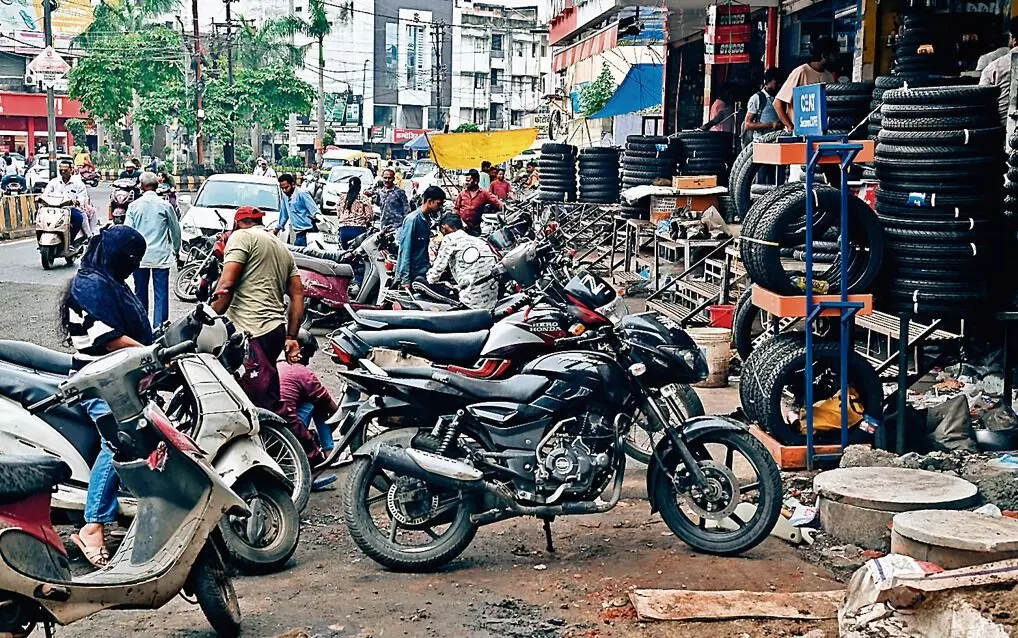 मैकेनिकों की मनमानी, सड़क पर ही सुधार रहे वाहन, लोगों का निकलना हुआ मुश्किल