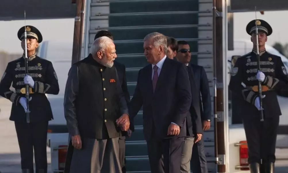 चौथी बार उज्बेकिस्तान पहुंचे PM मोदी, राष्ट्रपति मिर्जियोयेव ने गले लगाकर किया ग्रैंड वेलकम