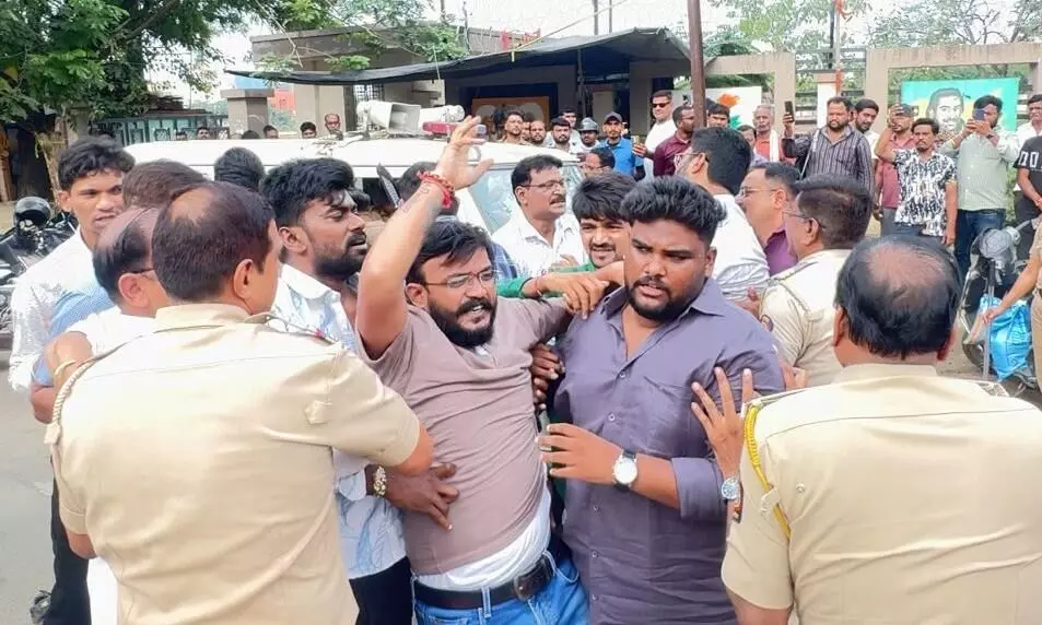 संघ मुख्यालय के सामने युवक कांग्रेस का प्रदर्शन, मनुस्मृति की प्रतिकात्मक प्रतियां जलाकर जताया विरोध - हल्द्वानी की घटना का भी उठाया मुद्दा
