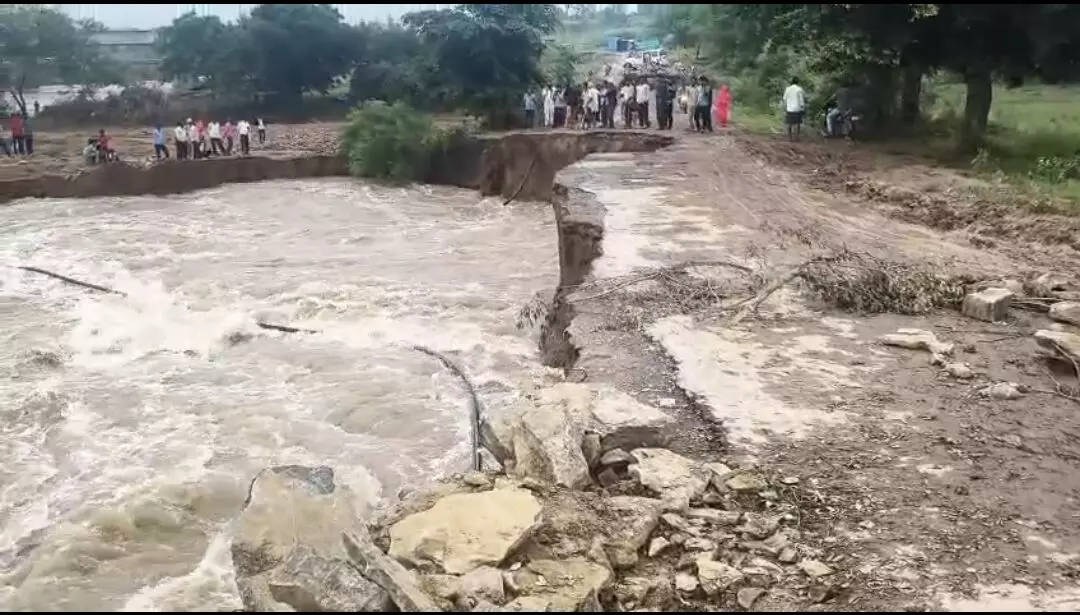 पोंड़ी-पतौरा मार्ग पर आवागमन ठप पोंड़ी-पतौरा मार्ग पर आवागमन ठप