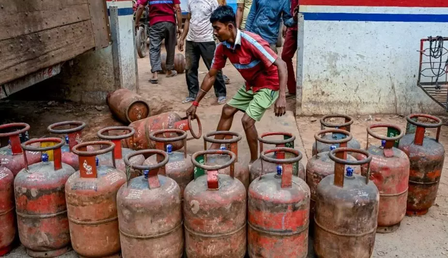 गैस की किल्लत मिटाने के लिए मोदी सरकार ने ढूंढा विकल्प, इस देश से करेगा आयात गैस की किल्लत मिटाने के लिए मोदी सरकार ने ढूंढा विकल्प, इस देश से करेगा आयात