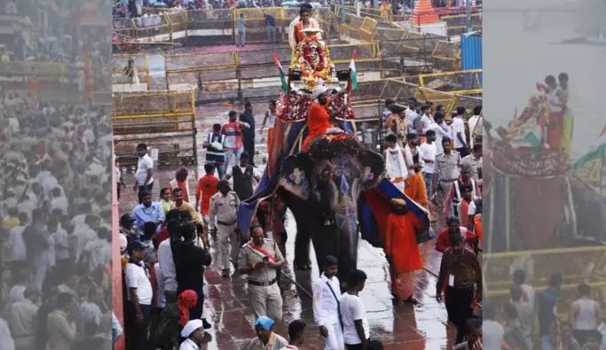 भाद्रपद में निकली महाकाल की पालकी, विमान से बरसाए 500 किलो गुलाब भाद्रपद में निकली महाकाल की पालकी, विमान से बरसाए 500 किलो गुलाब