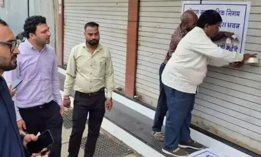भोपाल नगर निगम ने छोटे व्यापारियों पर की कार्रवाई, पुलिस की मौजूदगी में सीलिंग
