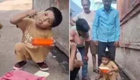 स्कूल पहुंचने से पहले ही खोल लिया टिफिन, सड़क किनारे बैठकर नूडल्स खाने लगा बच्चा, वीडियो वायरल स्कूल पहुंचने से पहले ही खोल लिया टिफिन, सड़क किनारे बैठकर नूडल्स खाने लगा बच्चा, वीडियो वायरल