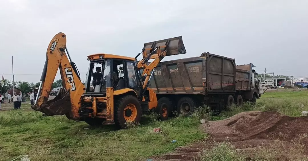 माफियाओं के हौसले बुलंद, चोरी कर रहे थे रेत जब्त , माफियाओं के हौसले बुलंद, चोरी कर रहे थे रेत जब्त ,