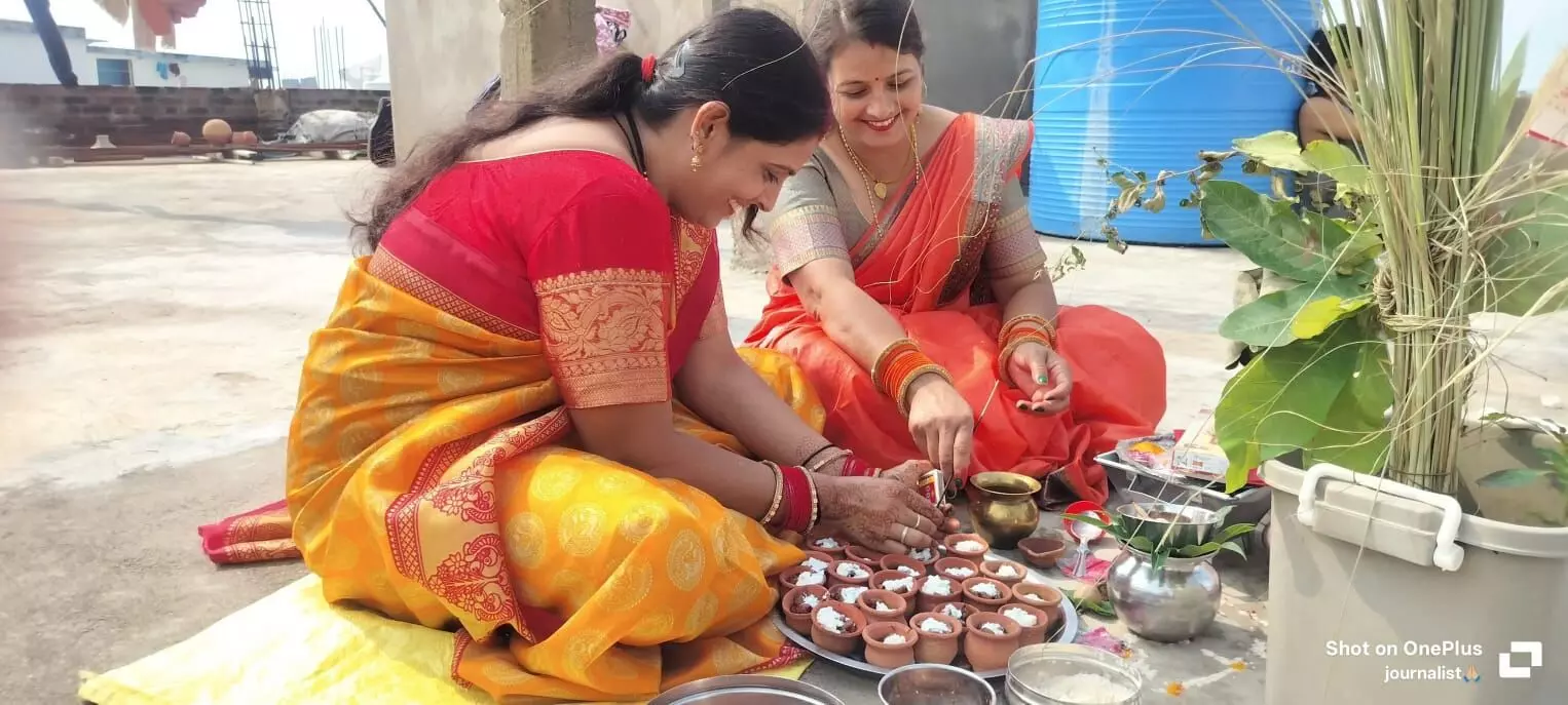 बच्चों की लंबी उम्र और परिवार की खुशहाली की कामना को लेकर महिलाओं ने हलषष्ठी व्रत रखा बच्चों की लंबी उम्र और परिवार की खुशहाली की कामना को लेकर महिलाओं ने हलषष्ठी व्रत रखा