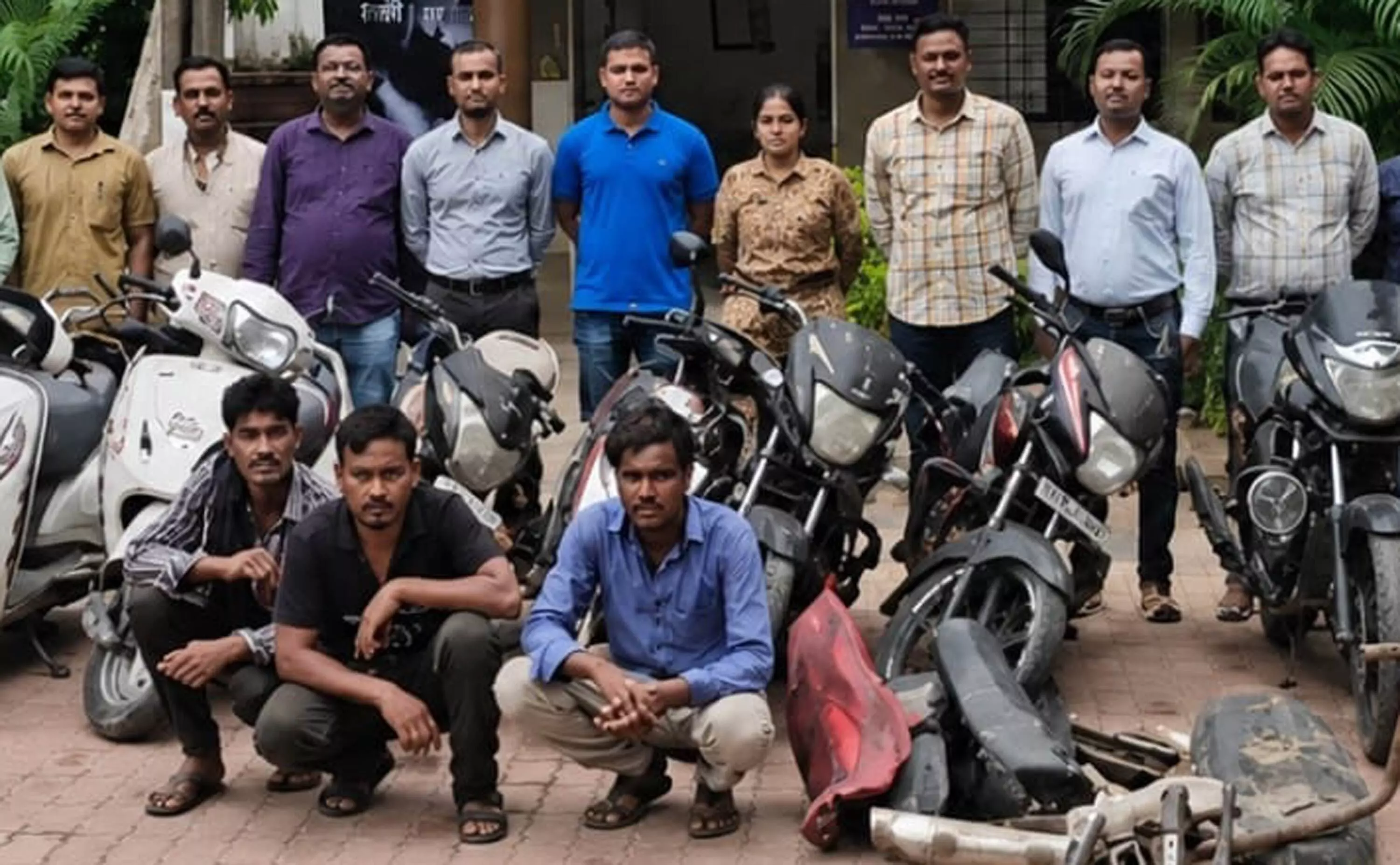 अमरावती में चोरों की करतूत, मामला ठंडा पड़ते ही बाइक के पुर्जे निकालकर बेच देते थे कबाड़ में अमरावती में चोरों की करतूत, मामला ठंडा पड़ते ही बाइक के पुर्जे निकालकर बेच देते थे कबाड़ में