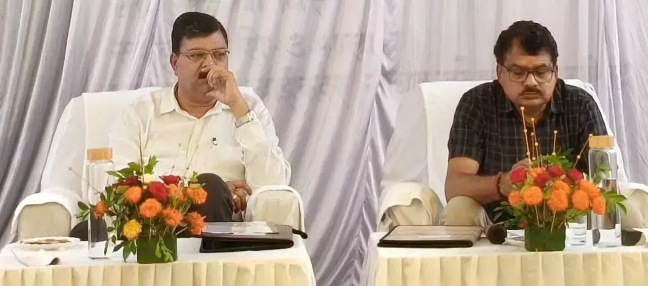 आश्वासन का झुनझुना देकर चले जाते हैं अधिकारी आश्वासन का झुनझुना देकर चले जाते हैं अधिकारी