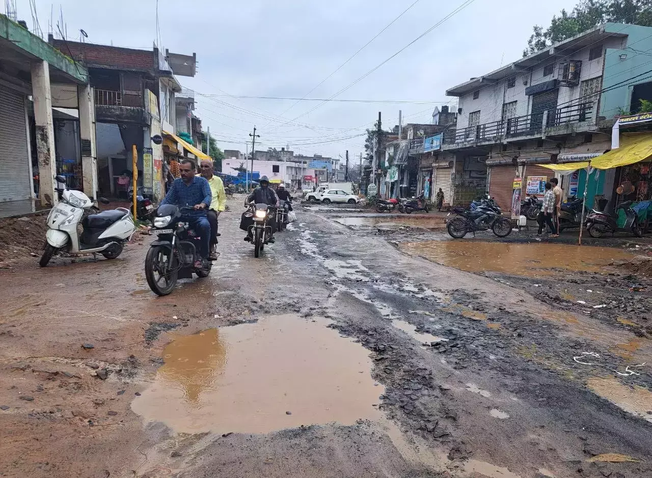 हर गली में गड्ढे, सडक़ का नामोनिशान मिटा हर गली में गड्ढे, सडक़ का नामोनिशान मिटा