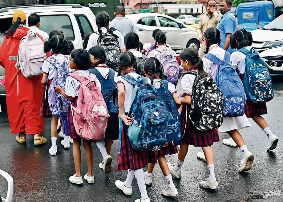 बस्ते के वजन से दब रहा बचपना स्कूलों ने नियमों को रखा ताक पर
