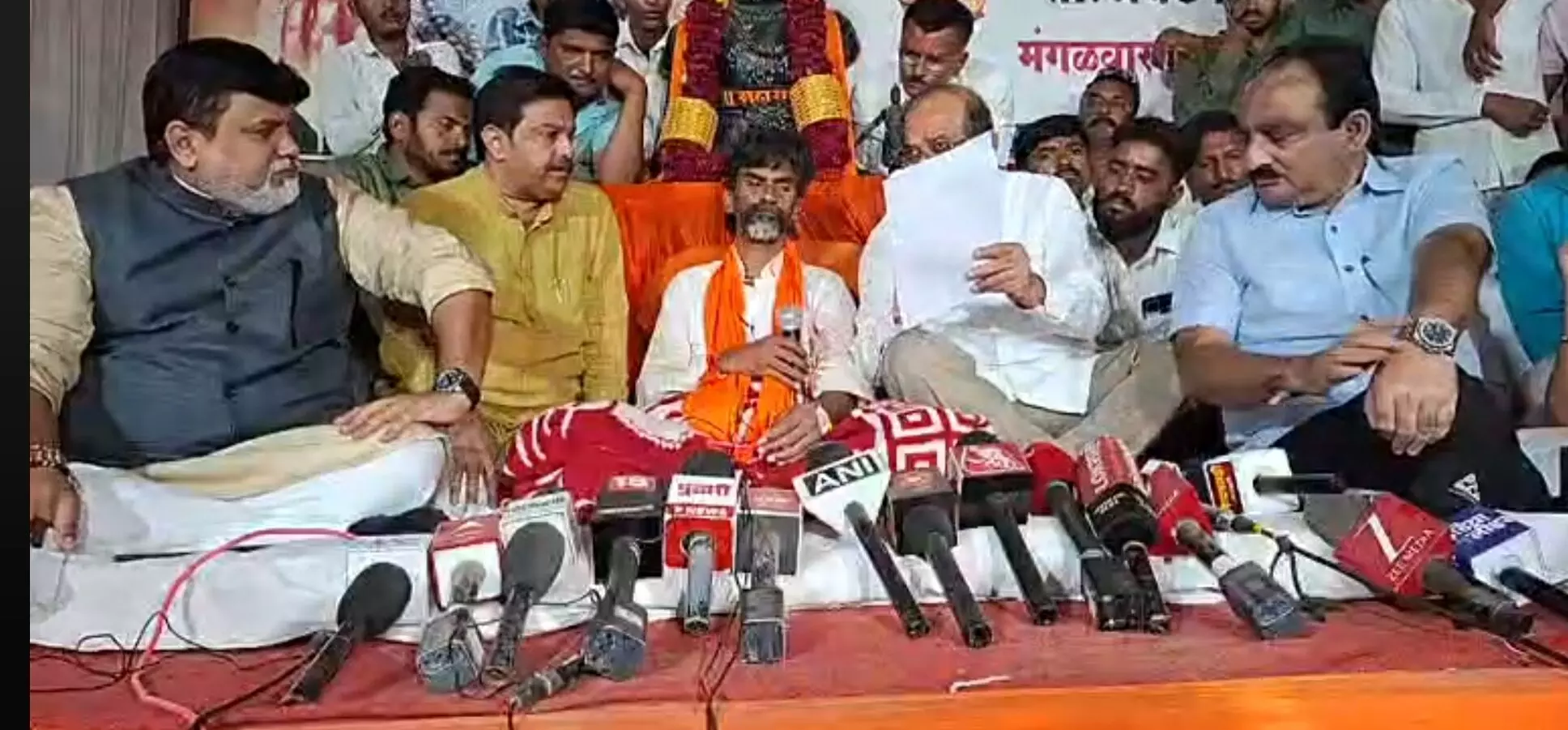 जरांगे का अनशन छठे दिन भी जारी, सरकार से बातचीत में कई मांगों पर बनी सहमति, 8 सितंबर को जारी होगा ओबीसी सुविधाओं से जुड़ा जीआर जरांगे का अनशन छठे दिन भी जारी, सरकार से बातचीत में कई मांगों पर बनी सहमति, 8 सितंबर को जारी होगा ओबीसी सुविधाओं से जुड़ा जीआर