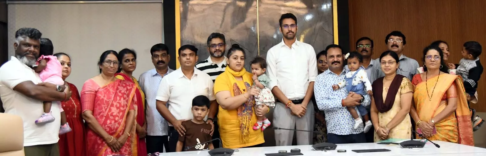 सात बच्चों को मिला हक का परिवार, फ्रांस-मुंबई-पुणे और वर्धा के दत्तक पालकों को कानूनी आदेश जारी सात बच्चों को मिला हक का परिवार, फ्रांस-मुंबई-पुणे और वर्धा के दत्तक पालकों को कानूनी आदेश जारी
