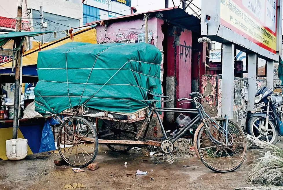 सुविधा तो कुछ नहीं, लोगों के लिए आफत बन गया जनसुविधा केन्द्र