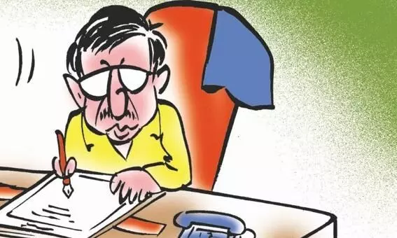 बेरोजगारों से लाखों की ठगी में शामिल फिर भी बना दिया गया एरिया एजुकेशन ऑफिसर