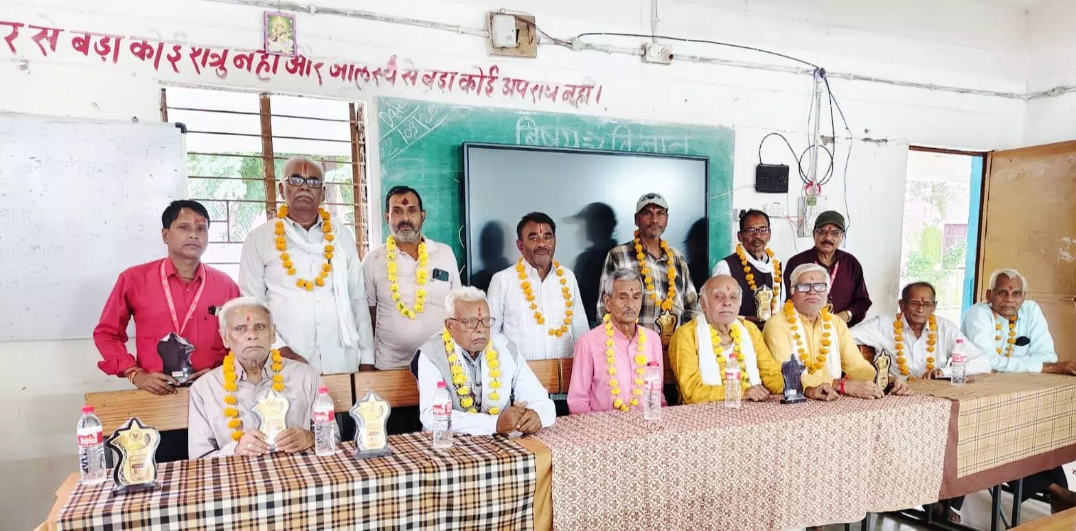 शिक्षक दिवस सम्मान समारोह के साथ वैदिक परम्परा रामधुन भक्तों को भी किया सम्मानित शिक्षक दिवस सम्मान समारोह के साथ वैदिक परम्परा रामधुन भक्तों को भी किया सम्मानित