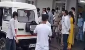 बंडा में अवैध जहरीली शराब पीने का मामला: नौराज और गूगरा खुर्द पहुंचे वरिष्ठ अधिकारी बंडा में अवैध जहरीली शराब पीने का मामला: नौराज और गूगरा खुर्द पहुंचे वरिष्ठ अधिकारी