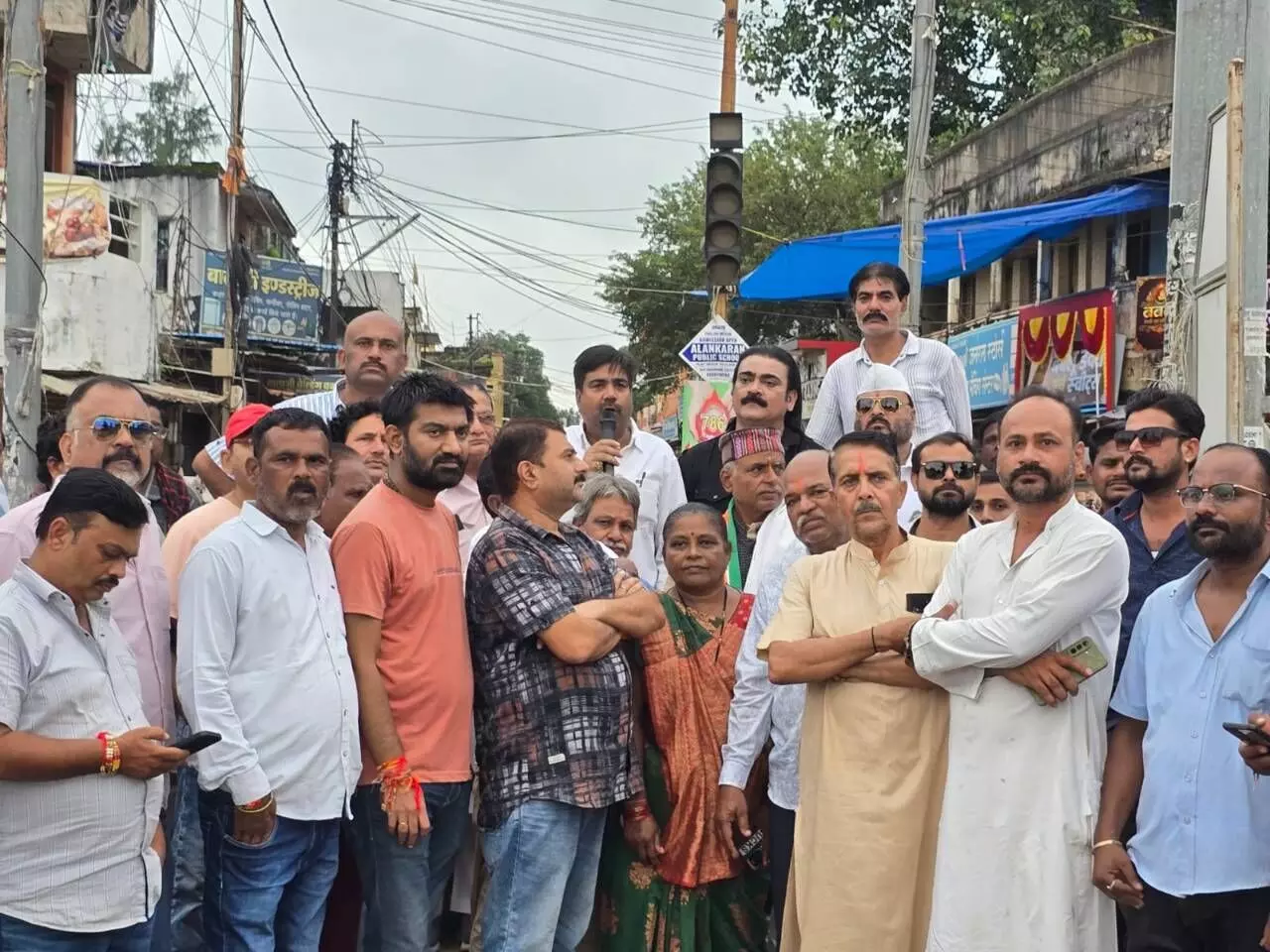 इंजीनियर और ठेकेदार पर कार्रवाई की मांग, इंजीनियर और ठेकेदार पर कार्रवाई की मांग,