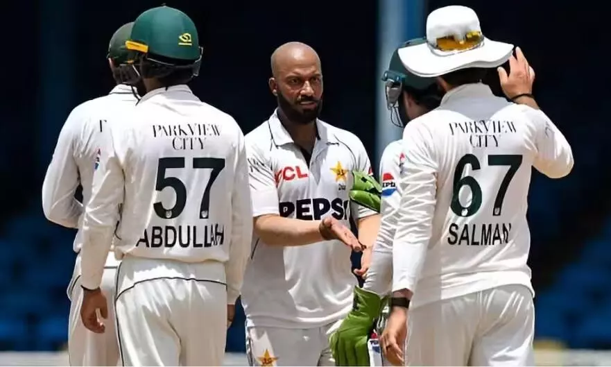 पाकिस्तान क्रिकेट पर फिर मंडराया फिक्सिंग का साया, एक्शन में PCB, प्लेयर्स के मोबाइल किए जब्त! पाकिस्तान क्रिकेट पर फिर मंडराया फिक्सिंग का साया, एक्शन में PCB, प्लेयर्स के मोबाइल किए जब्त!