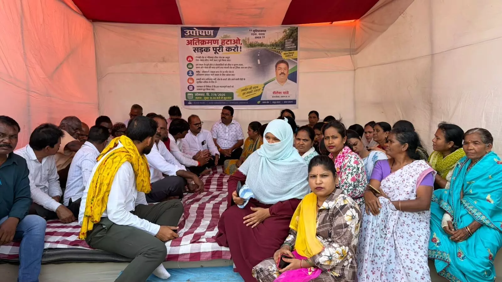 अधूरे रास्ते का निर्माण पूरा कराने नगरसेवक का अनशन, कनेक्टिविटी प्रभावित होने से नागरिक हैं परेशान अधूरे रास्ते का निर्माण पूरा कराने नगरसेवक का अनशन, कनेक्टिविटी प्रभावित होने से नागरिक हैं परेशान