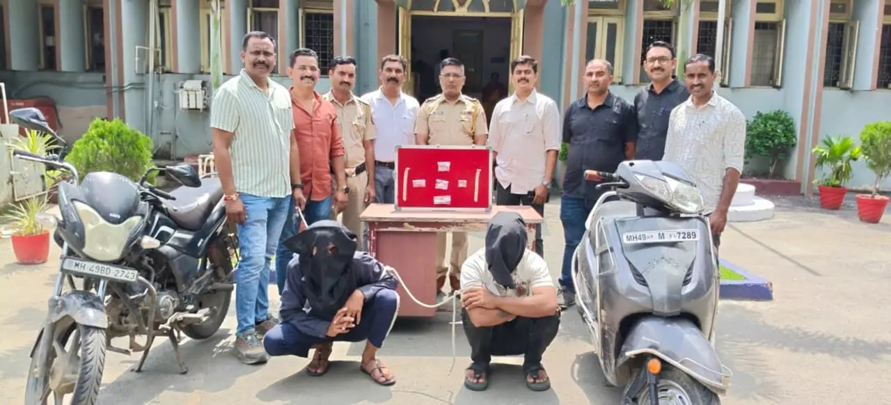 कलमना पुलिस ने दो आरोपियों को दबोचा, सेंधमारी और दो वाहन चोरी के मामले सुलझे, 2.39 लाख रुपए का माल बरामद कलमना पुलिस ने दो आरोपियों को दबोचा, सेंधमारी और दो वाहन चोरी के मामले सुलझे, 2.39 लाख रुपए का माल बरामद