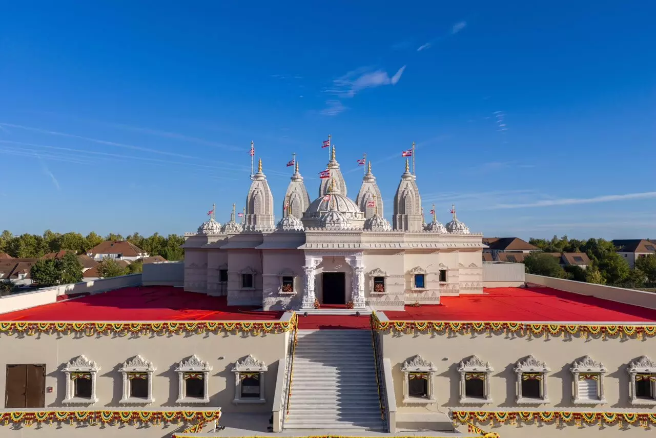 फ्रांस में BAPS ने रचा इतिहास, महंत स्वामी महाराज ने की मंदिर की प्राणप्रतिष्ठा, बुसी-सेंट-जॉर्जेस में वैदिक विधि से हुआ समारोह फ्रांस में BAPS ने रचा इतिहास, महंत स्वामी महाराज ने की मंदिर की प्राणप्रतिष्ठा, बुसी-सेंट-जॉर्जेस में वैदिक विधि से हुआ समारोह