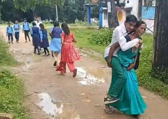 मां की पीठ पर रोज स्कूल पहुंचता है दिव्यांग बेटा मां की पीठ पर रोज स्कूल पहुंचता है दिव्यांग बेटा