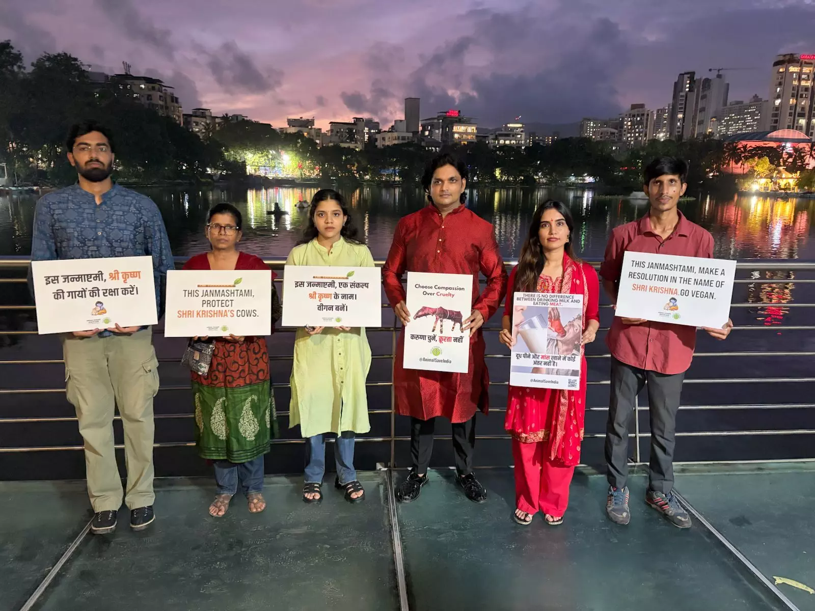 भारत के कई शहरों में जन्माष्टमी अभियान के जरिए आज की डेयरी प्रथाओं पर उठे सवाल भारत के कई शहरों में जन्माष्टमी अभियान के जरिए आज की डेयरी प्रथाओं पर उठे सवाल