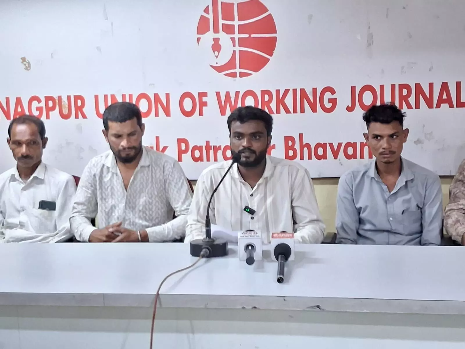 सरकारी रिकॉर्ड में प्लॉट ही नहीं, फिर भी मजदूर परिवार से आरोपियों ने वसूले साढ़े 10 लाख सरकारी रिकॉर्ड में प्लॉट ही नहीं, फिर भी मजदूर परिवार से आरोपियों ने वसूले साढ़े 10 लाख
