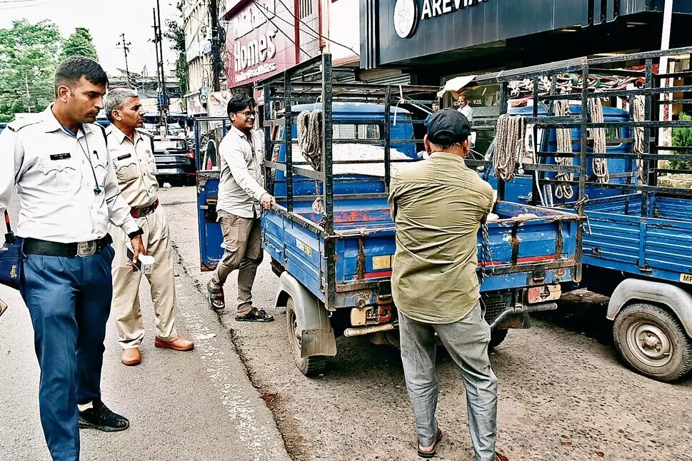 मॉडल रोड से सिविक सेंटर जाने वाले मार्ग पर ट्रैफिक पुलिस ने की कार्रवाई मॉडल रोड से सिविक सेंटर जाने वाले मार्ग पर ट्रैफिक पुलिस ने की कार्रवाई