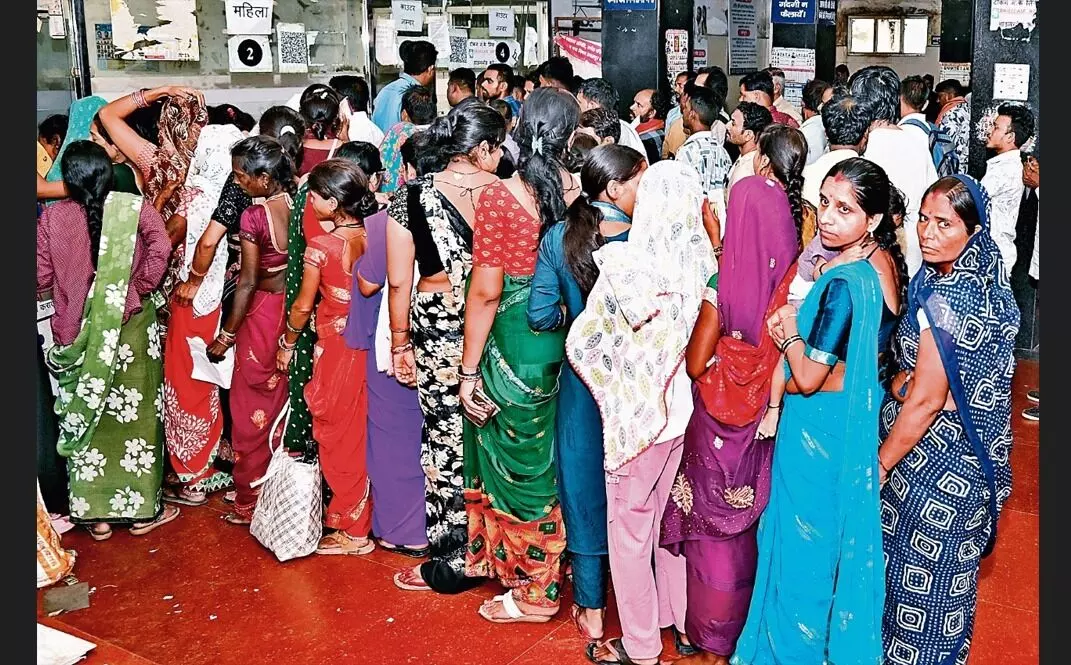 अचानक बढ़ी मरीजों की भीड़, ओपीडी से अस्पताल के बाहर तक लगी लंबी कतार, घंटों का इंतजार