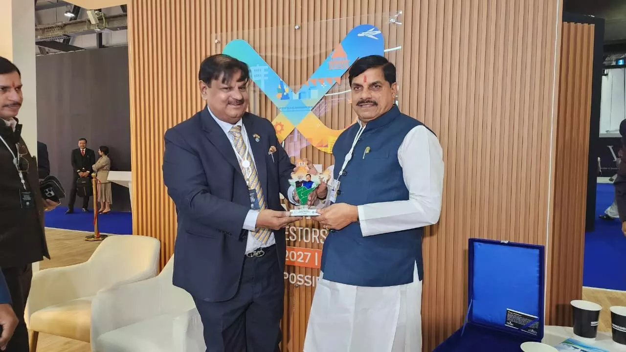 दुबई में एमपी के उद्योगपतियों और कारोबारियों ने की सीएम मोहन यादव से मुलाकात दुबई में एमपी के उद्योगपतियों और कारोबारियों ने की सीएम मोहन यादव से मुलाकात