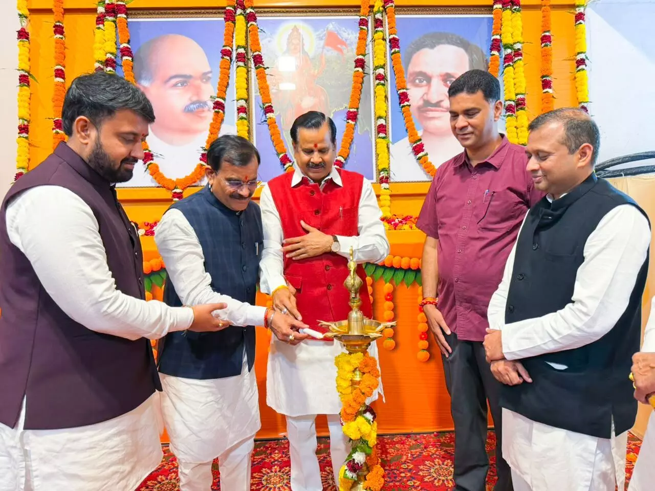 भाजपा प्रदेश प्रभारी डॉ. महेन्द्र सिंह और सांसद वीडी शर्मा ने प्रदेश कार्यालय में सेवा संकल्प अभियान के तहत युवा मोर्चा की बैठक को किया संबोधित भाजपा प्रदेश प्रभारी डॉ. महेन्द्र सिंह और सांसद वीडी शर्मा ने प्रदेश कार्यालय में सेवा संकल्प अभियान के तहत युवा मोर्चा की बैठक को किया संबोधित